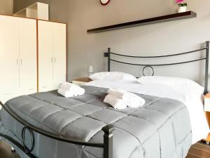 1 dormitorio con 1 cama con 2 toallas en Mini Appartamento Cutura Rende, en Rende