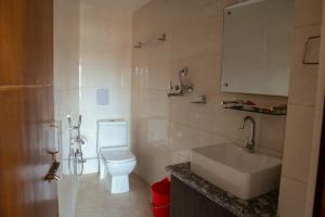 Vannituba majutusasutuses Kusum Airport Hotel