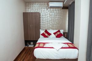 Voodi või voodid majutusasutuse Kusum Airport Hotel toas