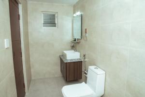 Koupelna v ubytování Kusum Airport Hotel + 9 fotografií