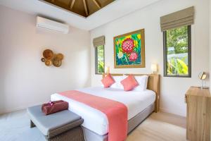 Postel nebo postele na pokoji v ubytování Luxury 2BR Villa Dalaa 3, Private Eco Pool, Gated Residence, Kamala Beach