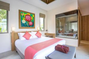 1 dormitorio con 1 cama grande y baño en Luxury 2BR Villa Dalaa 3, Private Eco Pool, Gated Residence, Kamala Beach en Kamala Beach