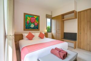 Postel nebo postele na pokoji v ubytování Luxury 2BR Villa Dalaa 3, Private Eco Pool, Gated Residence, Kamala Beach