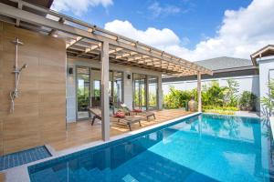 una piscina con pérgola junto a una casa en Luxury 2BR Villa Dalaa 3, Private Eco Pool, Gated Residence, Kamala Beach en Kamala Beach