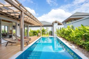 Bazén v ubytování Luxury 2BR Villa Dalaa 3, Private Eco Pool, Gated Residence, Kamala Beach nebo v jeho okolí