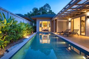Bazén v ubytování Luxury 2BR Villa Dalaa 3, Private Eco Pool, Gated Residence, Kamala Beach nebo v jeho okolí