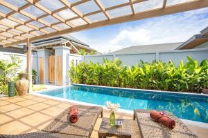 una imagen de una piscina en una villa en Luxury 2BR Villa Dalaa 3, Private Eco Pool, Gated Residence, Kamala Beach en Kamala Beach