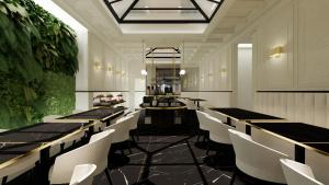 Hôtel Majestic في بوردو: غرفة طعام مع طاولات سوداء وكراسي بيضاء