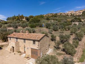 [L'Antico Casale] A Timeless Retreat in Cortona 5* في كورتونا: اطلالة جوية على بيت حجري في ميدان