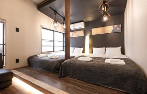 A bed or beds in a room at Pangoo Ebisu 恵比寿【渋谷3分，六本木3分】惠比寿駅徒步8分