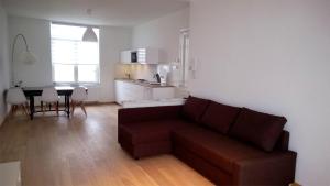 sala de estar con sofá, mesa y cocina en Bijna Wit, Nabij Trein, Metro n7688, en Bruselas