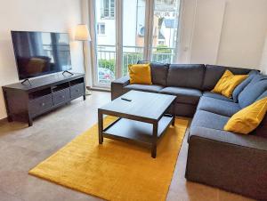 Гостиная зона в 2Bedroom + 2Bathroom With Garage in Lux City