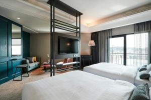 Postel nebo postele na pokoji v ubytování The Suites Hotel Jeju