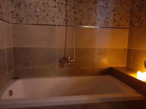 une baignoire avec un robinet dans une salle de bain dans l'établissement Casa Do Cairo Downtown, au Caire 36 autres photos