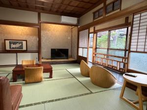 Télévision ou salle de divertissement dans l'établissement OkutsuHotSpa IkedayaKajikaen
