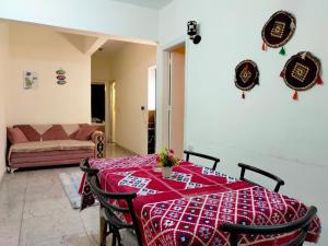 un salon avec une table et un canapé dans l'établissement Casa Do Cairo Downtown, au Caire