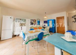 eine Küche und ein Esszimmer mit einem Tisch und Stühlen in der Unterkunft Casa Mimy (Piano Terra) - 700 mt dal mare in Porto Cesareo