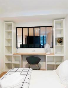 a bedroom with a bed and a desk with a mirror at Le Scandinave - PROCHE MACON - PARKING GRATUIT - NETFLIX in Pont-de-Veyle