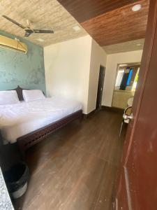マウント・アブにあるRudraksha Innのベッドルーム1室(ベッド1台付)