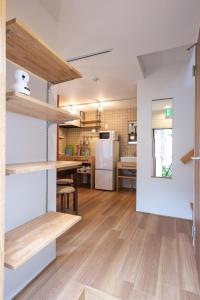 uma cozinha e sala de estar com pisos em madeira em Pangoo Ebisu 恵比寿【渋谷3分，六本木3分】惠比寿駅徒步8分 em Tóquio