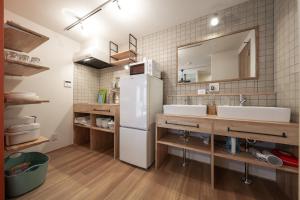 uma cozinha com 2 lavatórios e um frigorífico em Pangoo Ebisu 恵比寿【渋谷3分，六本木3分】惠比寿駅徒步8分 em Tóquio