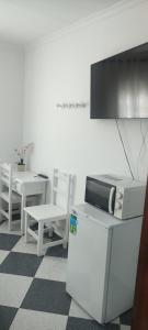 TV a/nebo společenská místnost v ubytování Hostal Restaurante La Giralda