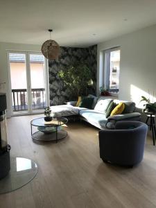 una sala de estar con un sofá y una mesa en Maison Sallanches 12 couchages, en Sallanches 13 fotos más