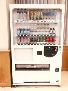 台北的住宿－燦路都飯店，装满饮料的自动售货机