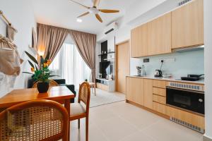 een keuken en een woonkamer met een tafel en een eetkamer bij Colony Chow Kit Guesthouse in Kuala Lumpur