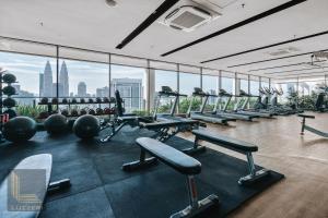 een fitnessruimte met rijen fitnessapparatuur in een gebouw bij Colony Chow Kit Guesthouse in Kuala Lumpur