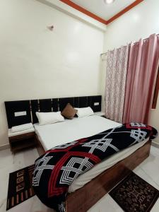 Giường trong phòng chung tại Shree Radha Palace 5 minutes walking distance from Ayodhyadham railway station & Shree Ram Temple