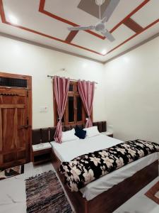 Giường trong phòng chung tại Shree Radha Palace 5 minutes walking distance from Ayodhyadham railway station & Shree Ram Temple