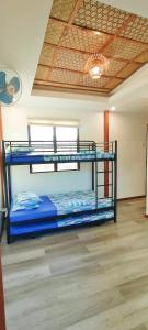 1 Schlafzimmer mit 2 Etagenbetten in einem Zimmer in der Unterkunft Intoy's Place in Panglao