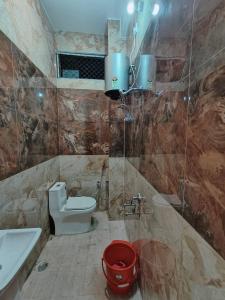 Phòng tắm tại Shree Radha Palace 5 minutes walking distance from Ayodhyadham railway station & Shree Ram Temple
