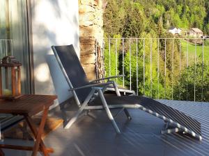 einen Stuhl auf einem Balkon mit Aussicht in der Unterkunft Südalpen Lofts in Bleiburg