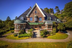 - une vue aérienne sur une grande maison dans l'établissement Unique Victorian Villa with private coastline, à Bergen