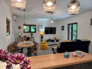 una sala de estar con un sofá y una mesa en Pool Villa Topla, en Herceg-Novi