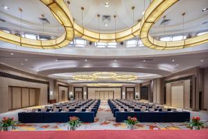 a large banquet hall with tables and chairs in it at Songjiang New Century Grand Hotel Shanghai in Songjiang +20 photos