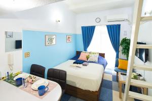 1 dormitorio con 1 cama y 1 litera en SC Heights 103, en Tokio