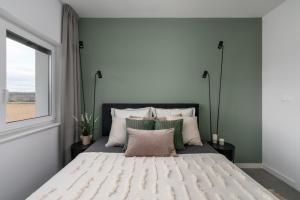 Ένα ή περισσότερα κρεβάτια σε δωμάτιο στο GreenHaven Modern Suites