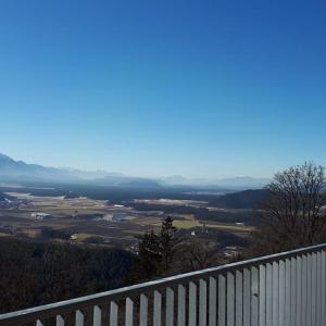 vista su una valle da una collina con recinzione di Südalpen Lofts a Bleiburg