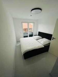una camera da letto con un grande letto e una finestra di Moderne Wohnung nahe Museum a Sinsheim