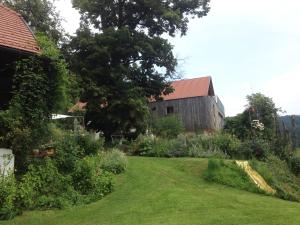 einen Garten mit einer Scheune und einem großen Hof in der Unterkunft Südalpen Lofts in Bleiburg