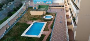 una vista aérea de una piscina en un edificio en LUX-Palacio Fibes en Sevilla