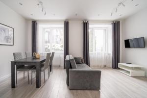 un salon avec une table et une salle à manger dans l'établissement Dzintaru Beachside 1BR Apartment With Courtyard View, Walk to Nature & Sea, à Jurmala