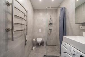 une salle de bain avec douche et toilettes dans l'établissement Dzintaru Beachside 1BR Apartment With Courtyard View, Walk to Nature & Sea, à Jurmala 33 autres photos