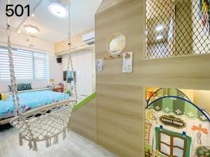 una camera per bambini con altalena e parco giochi di Wind Natural Parent-child Inn a Houli