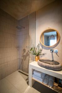 ein Bad mit einem Waschbecken und einem Spiegel in der Unterkunft Noi Hotel Bodrum in Bodrum City