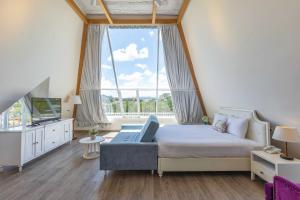 TV a/nebo společenská místnost v ubytování Dalat De Charme Village