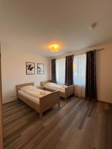 1 dormitorio con 2 camas y ventana en Avento Hotel Hannover, en Hannover